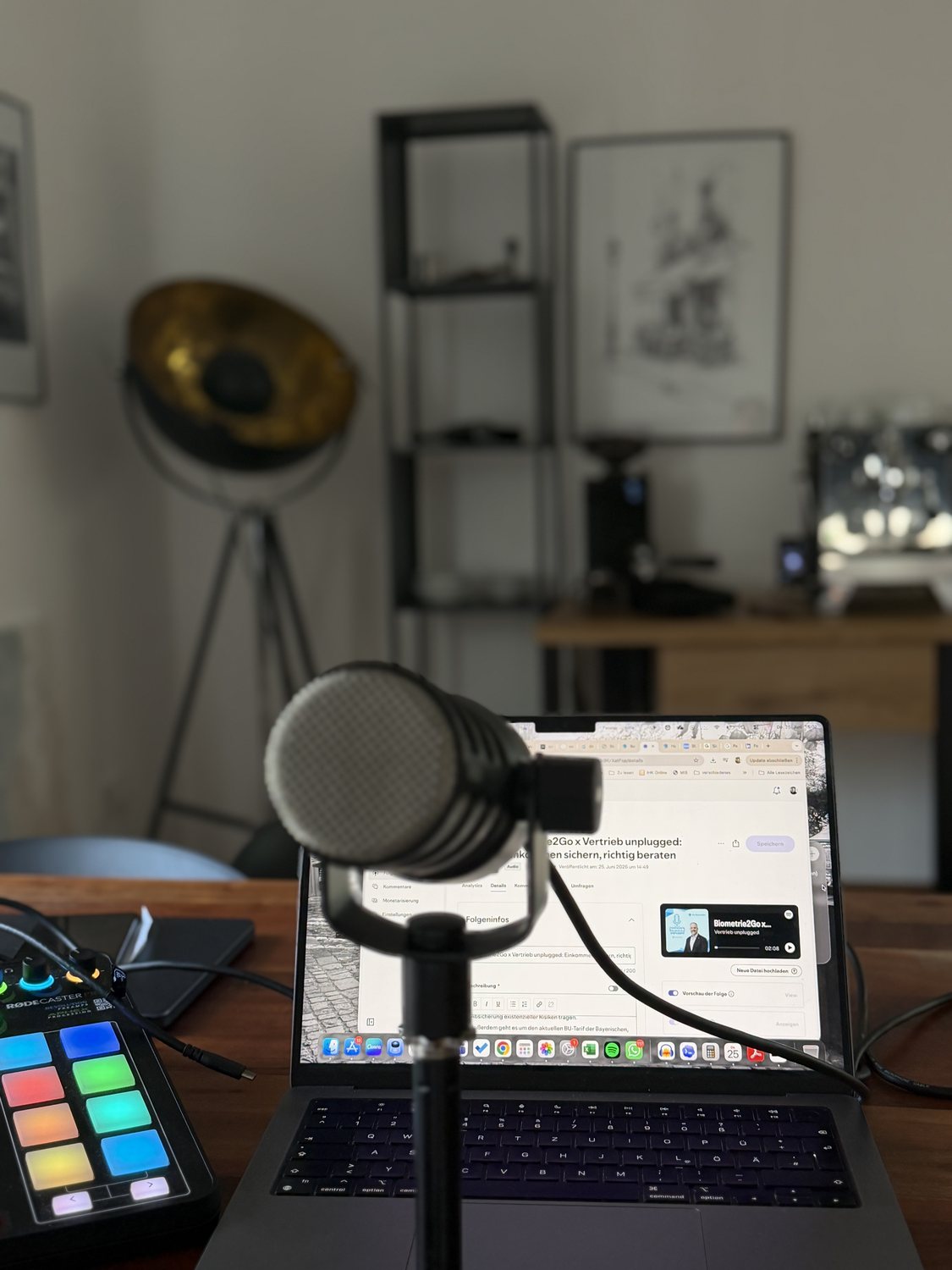 Podcast-Setup mit Mikrofon und Laptop