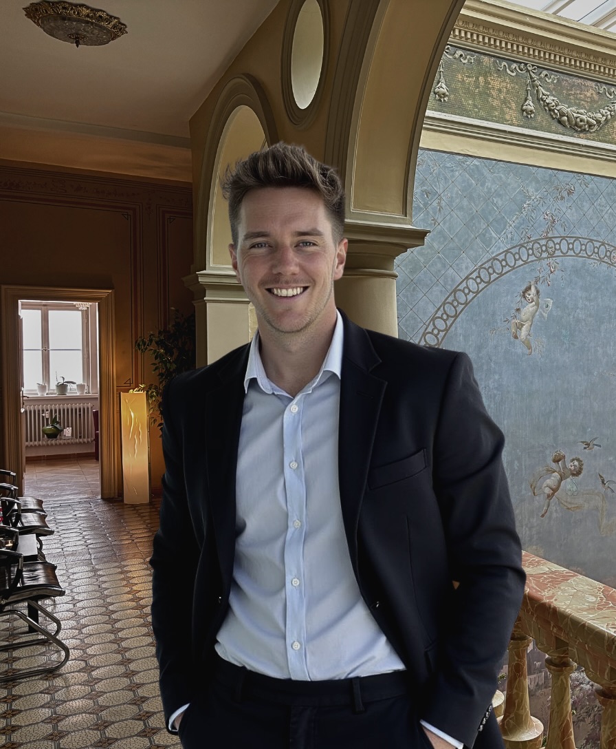 Stefan Schulz im Anzug in einer Villa