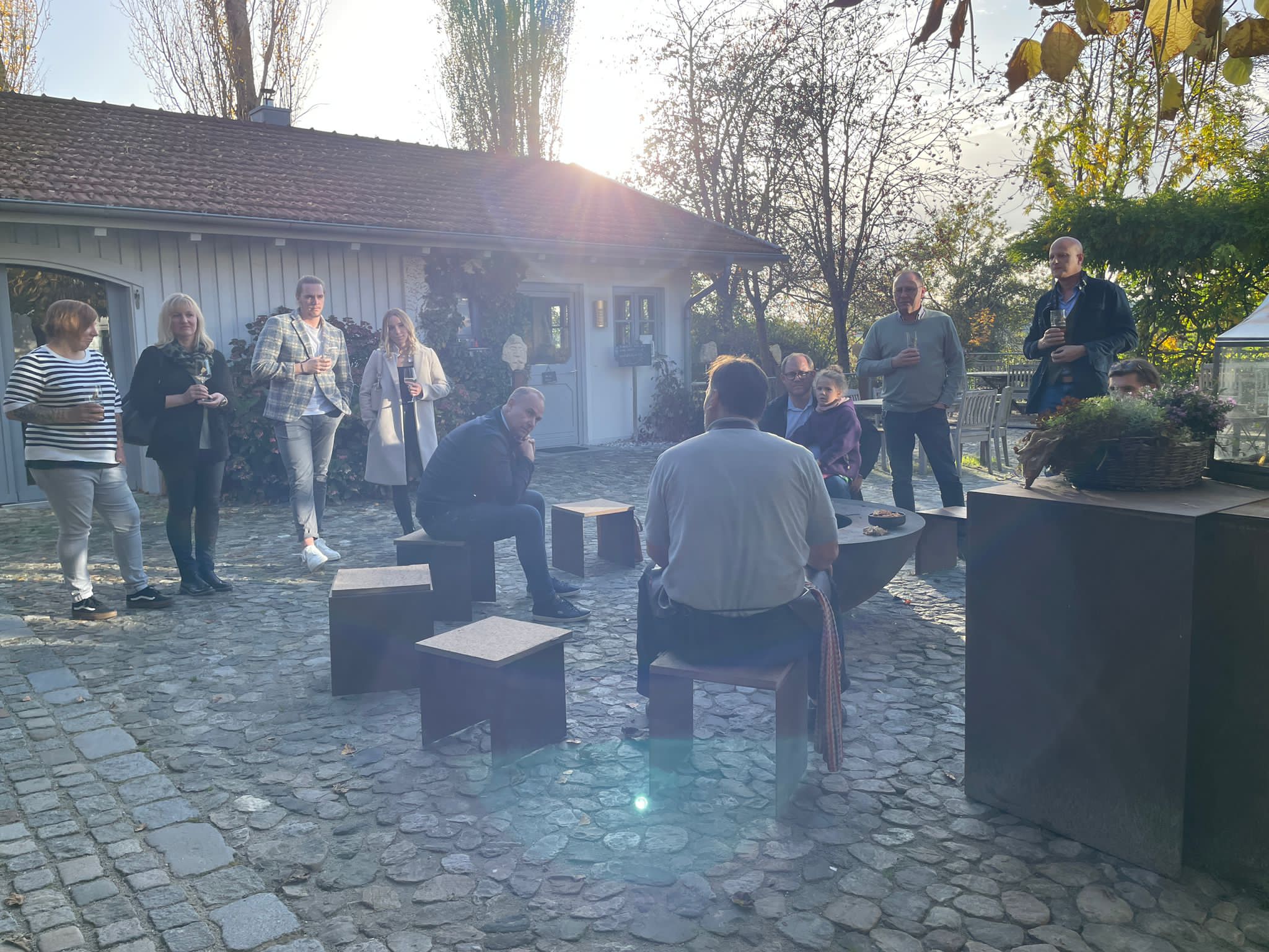 Menschen bei einem persönlichen Austausch im Freien